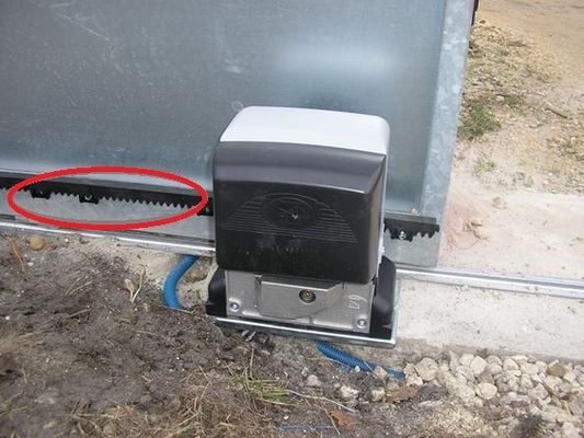 1000 X 12 X 30 मिमी स्लाइडिंग गेट रैक आयरन स्वचालित स्लाइडिंग गेट स्टील रैक नायलॉन;